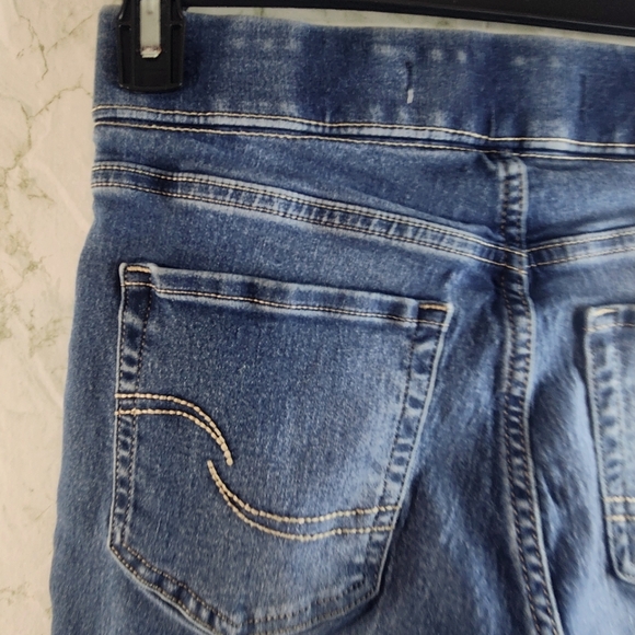 Levi's Totally Shaping Pull-On Skinny Jeans - Picture 8 of 15